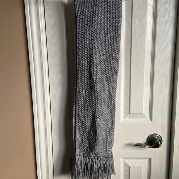 Grey hand knit tassel scarf - Picture 1 of 4